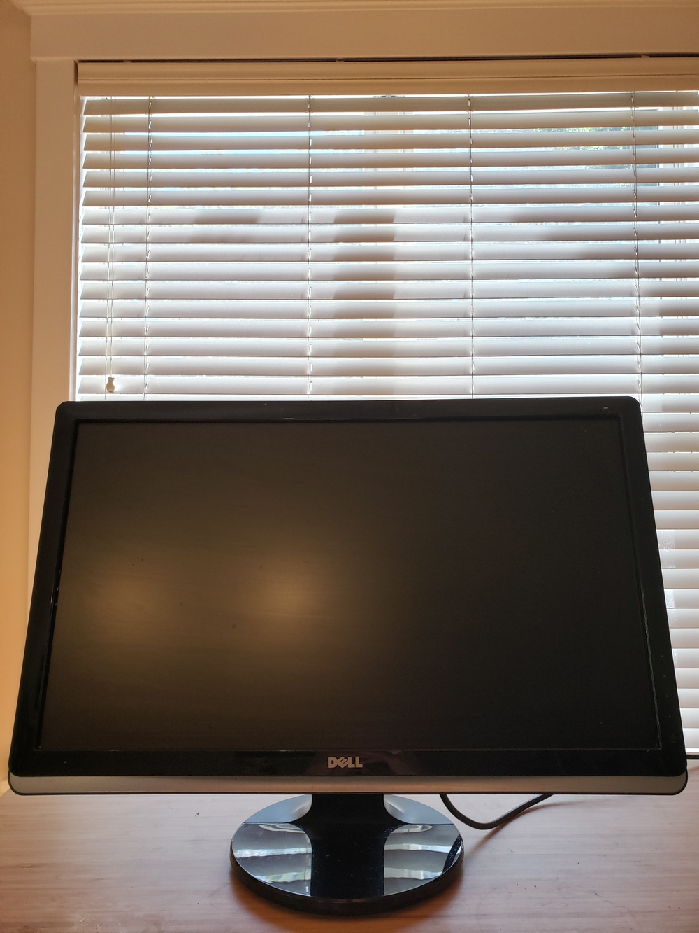 Dell Black LED Computer Monitor with Glossy Round Stand